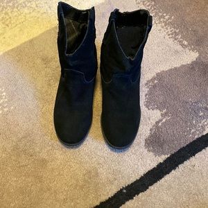 White Mountain black suede boots